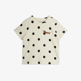 Off-white short-sleeved top with a black dot pattern and an embroidered dachshund dog on the chest.