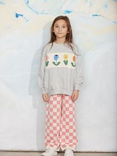 Grey melange sweatshirt featuring a Viola panel print, worn with pink checkered trousers.