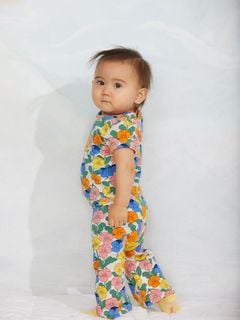 Child wearing a short-sleeved T-shirt and matching trousers with the Violas print in multi colors.
