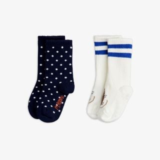 Elephant shrew 2-pack socks in organic cotton featuring navy polka dots and off-white with blue stripes and print.