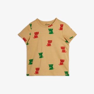 Beige short-sleeved organic cotton T-shirt featuring an all-over print of red and green kittens.