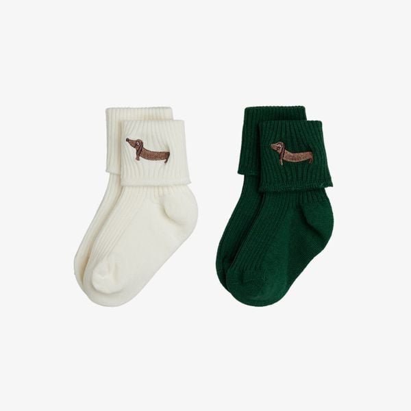 Off-white and dark green ribbed baby socks in a 2-pack with brown dog embroidery on fold-down cuffs.
