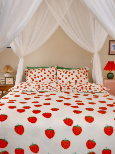 Strawberries Fleece Bedspread Twin